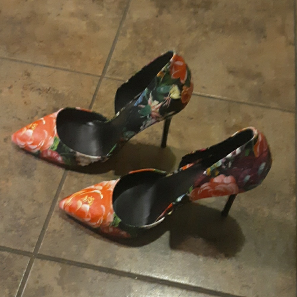Heels - Picture 4 of 4